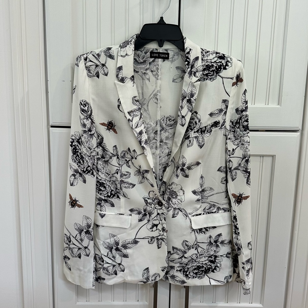 Love Token Asher Floral Bee Printed Single Breasted Blazer in Size M